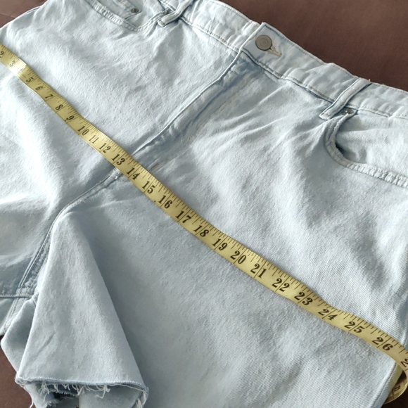 Lauren Ralph Lauren Women's Medium-Wash Denim Shorts with Frayed Hem. Size 22 W - Picture 14 of 15